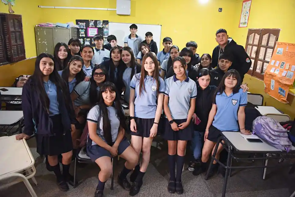 APOYO. Sus compañeros las agasajaron con una merienda sorpresa.