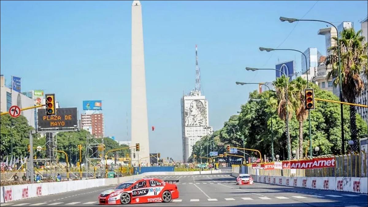 ANTECEDENTE ICÓNICO. En 2012, el TC2000 corrió frente al Obelisco en un callejero que convocó a miles de fanáticos en pleno centro porteño.