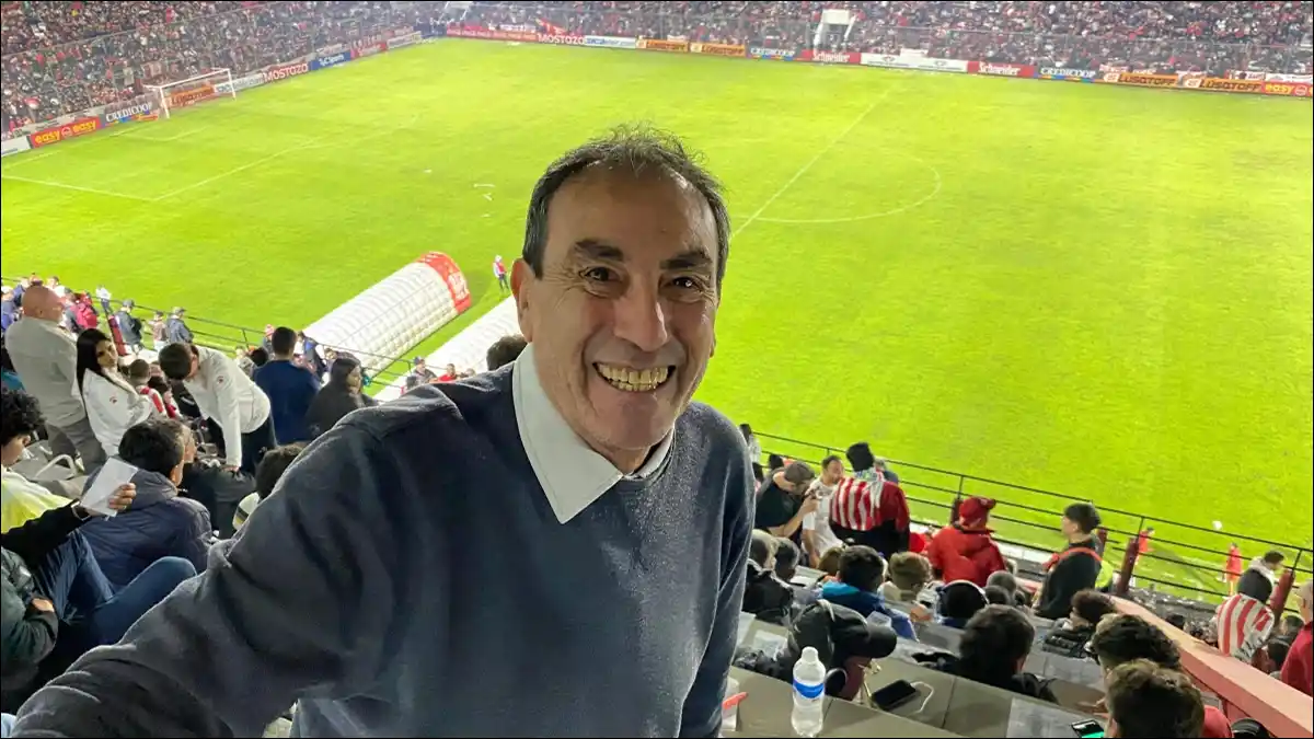 DEL BANCO A LA CABINA. Tras dejar la dirección técnica, Roldán conoció otra mirada del fútbol relatando partidos desde la Ciudadela.