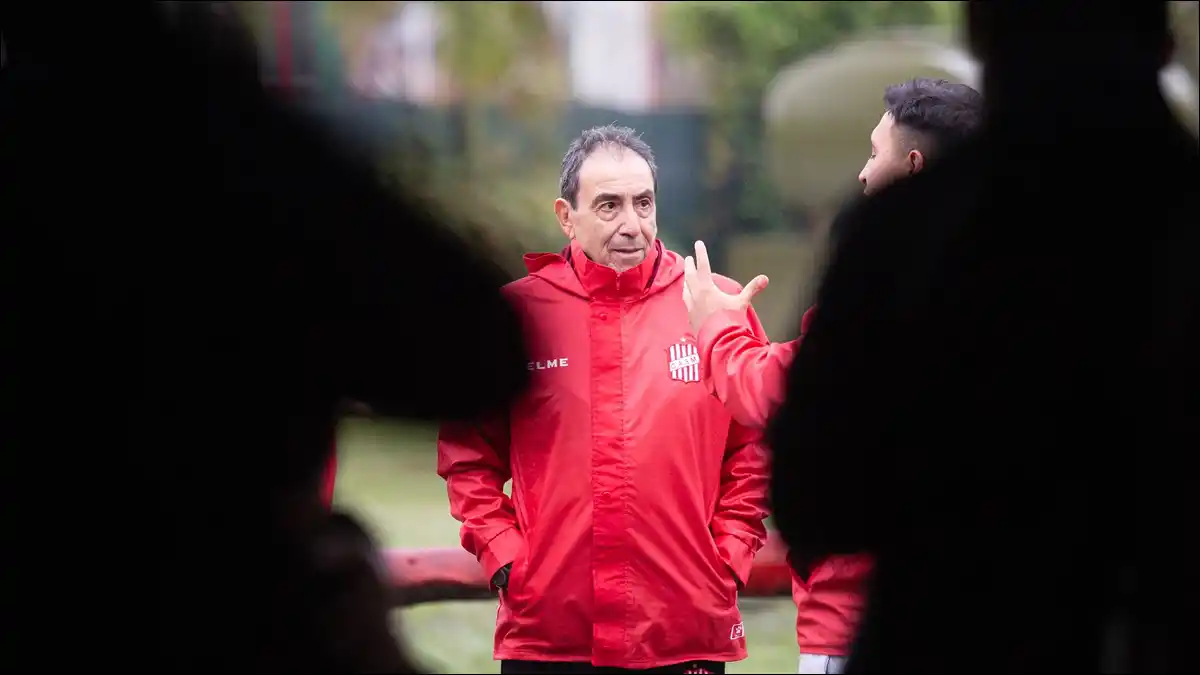 UNA VIDA EN TUCUMÁN. Carlos Roldán eligió quedarse en la provincia, donde formó su familia y sigue ligado a San Martín como coordinador de inferiores.