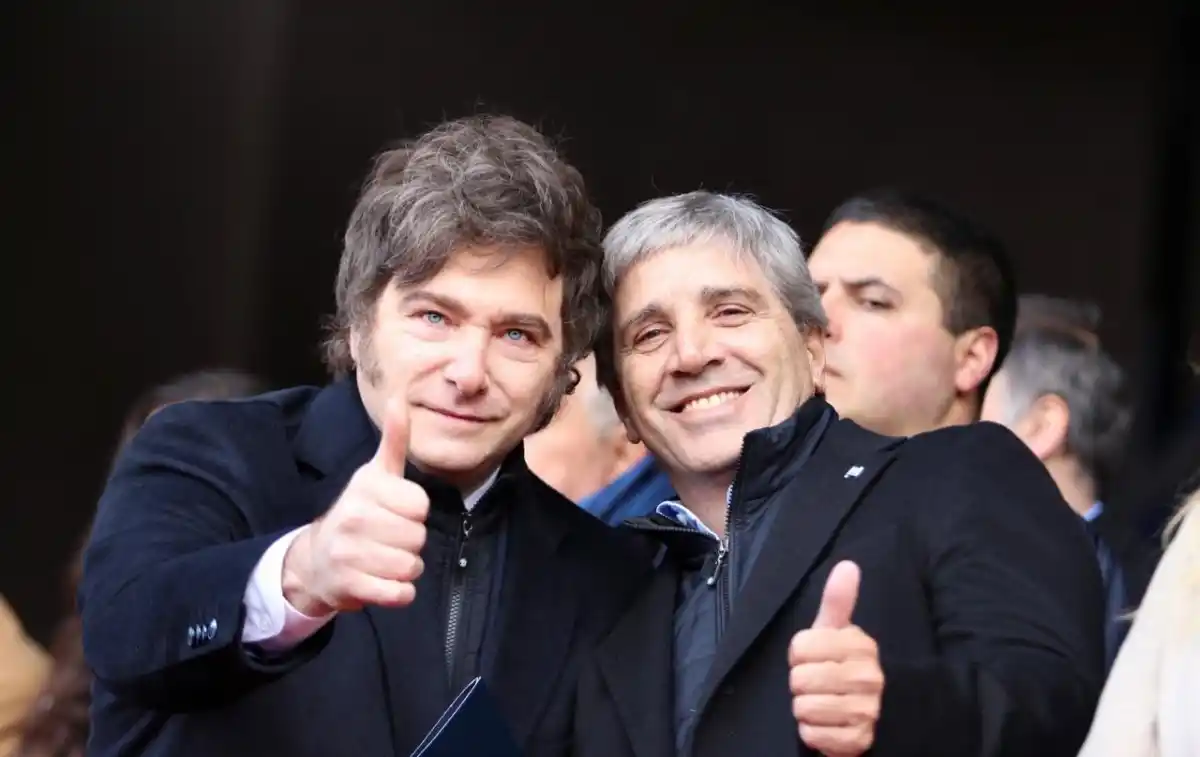 Javier Milei y el ministro Luis Caputo.