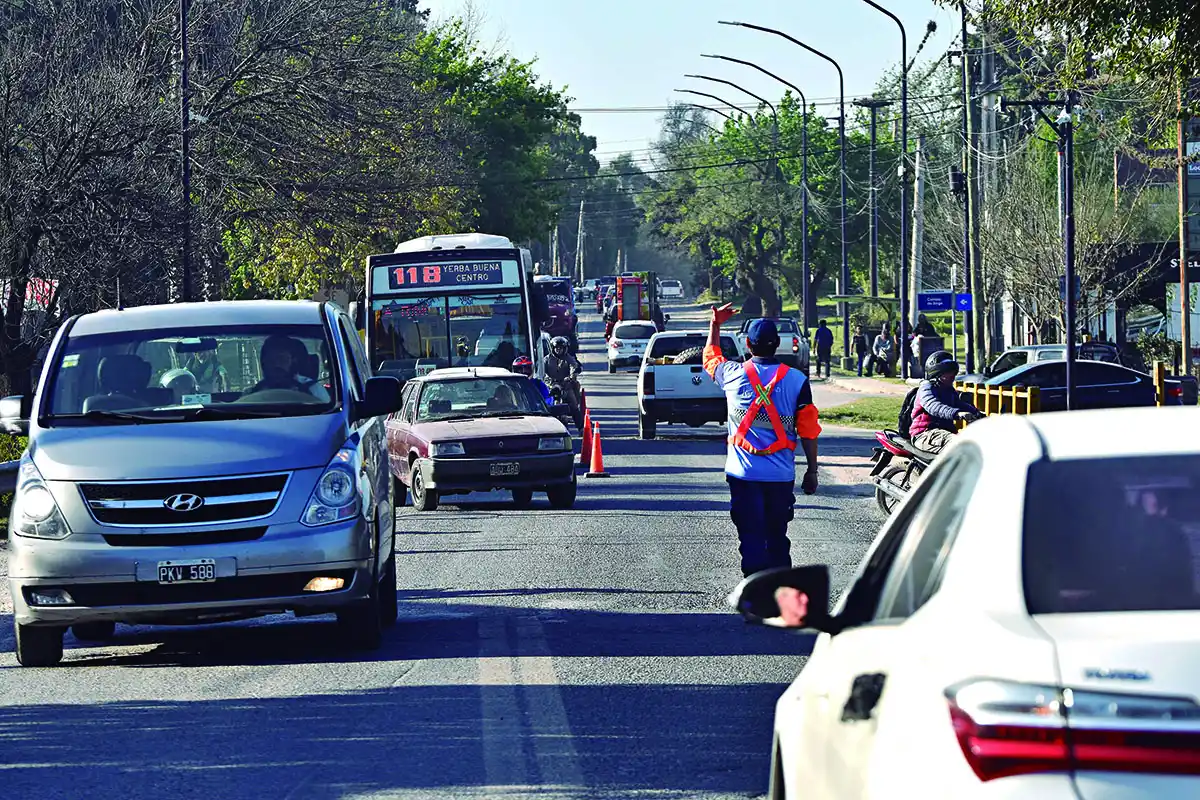QUE FLUYA. Un agente de tránsito procura ordenar el paso de vehículos en Solano Vera y Camino de Sirga.
