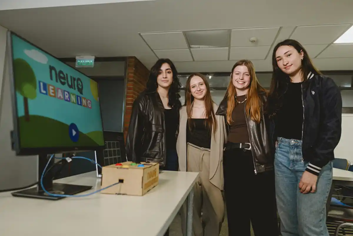 APP INCLUSIVA. Mayte Calvert de Bohun, Micaela Bodner, Julieta Weber e Isabella Pesoba son el equipo que creó Neurolearning, pensada para niños con autismo. / CLARÍN