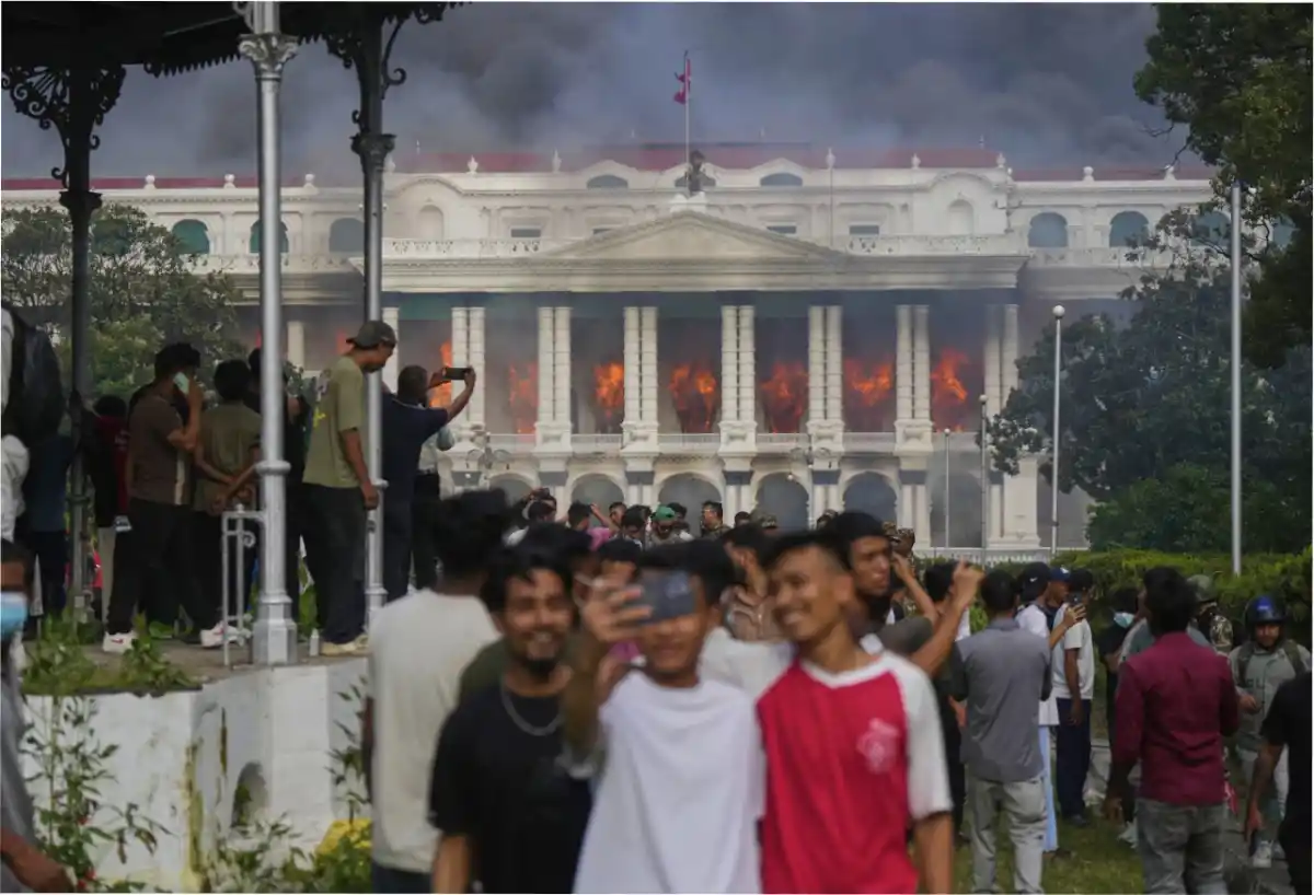 Manifestantes se tomaron selfies y celebraron frente al Singha Durbare, sede de varias agencias y oficinas del gobierno de Nepal. (Foto: AP/Niranjan Shrestha)