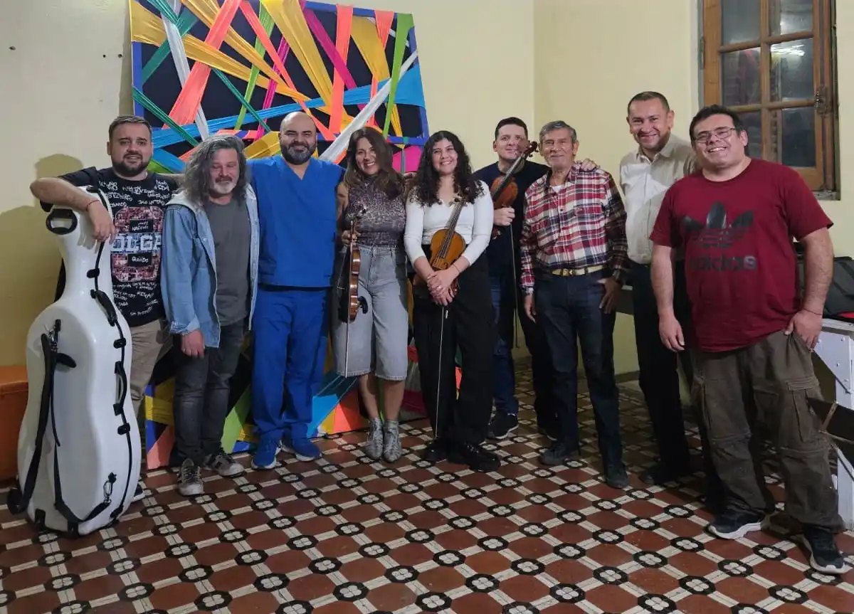 PAUSA EN EL ENSAYO. Los participantes del recital “Amanecer” ultiman detalles para el show en la Caviglia.