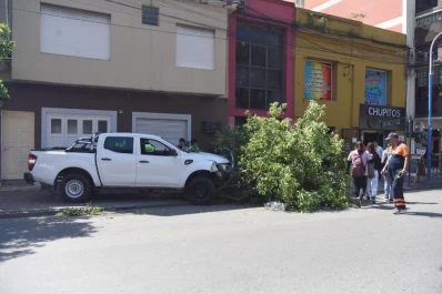 Indignación de vecinos por el adolescente que chocó una camioneta en Barrio Sur