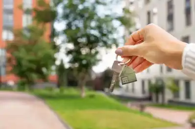 ¿Cuánto hay que ganar para arrendar un departamento en Chile? Este es el sueldo mínimo requerido