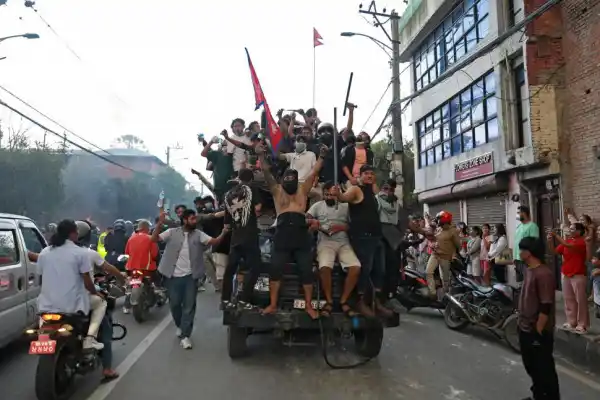 Violencia y humillación en la caída del gobierno de Nepal