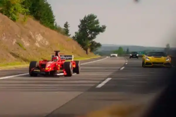 La increíble historia del “piloto fantasma de Ferrari”: el misterio de seis años que enloqueció a la Policía