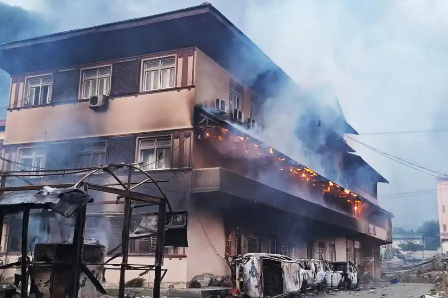 FUEGO. Los manifestantes incendiaron el edificio de la Corte Suprema.
