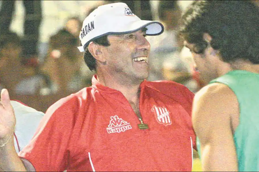 EL CAMINO A PRIMERA. Con esfuerzo, dolor y gloria, Roldán condujo al “Santo” desde la Liga Tucumana hasta la máxima categoría del fútbol argentino.