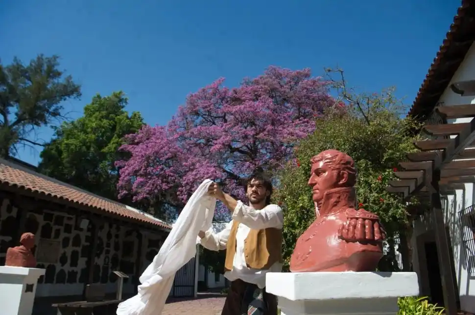 EL ESCULTOR Y SU OBRA. Así luce el flamante busto de Bernabé Aráoz. Se lo podrá apreciar desde hoy.