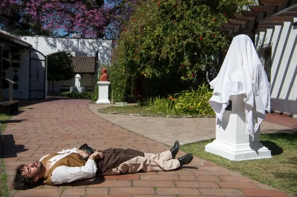 EN PLENO ENSAYO. A Mauricio Varela le toca personificar al escultor.