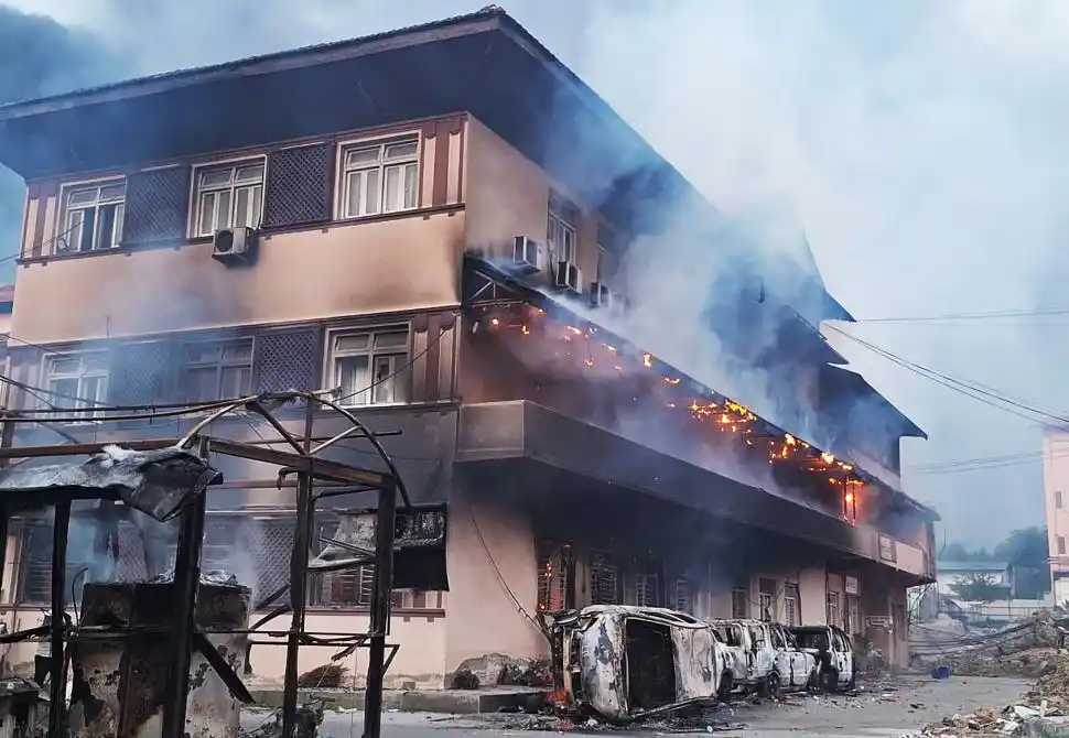FUEGO. Los manifestantes incendiaron el edificio de la Corte Suprema.