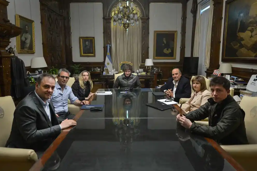 MESA POLÍTICA. Javier Milei posó en el despacho presidencial, junto a su hermana Karina, Francos, Menem, Bullrich, Adorni y Caputo.