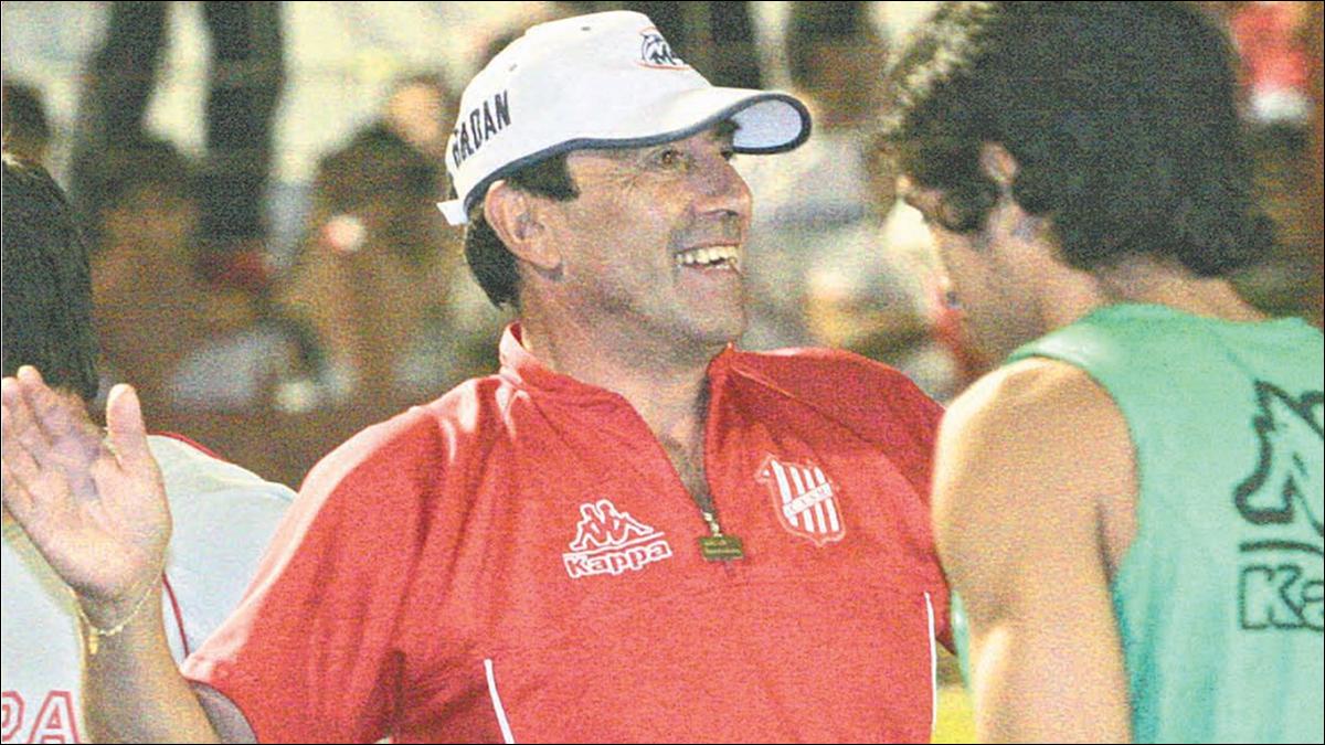 EL CAMINO A PRIMERA. Con esfuerzo, dolor y gloria, Roldán condujo al “Santo” desde la Liga Tucumana hasta la máxima categoría del fútbol argentino.