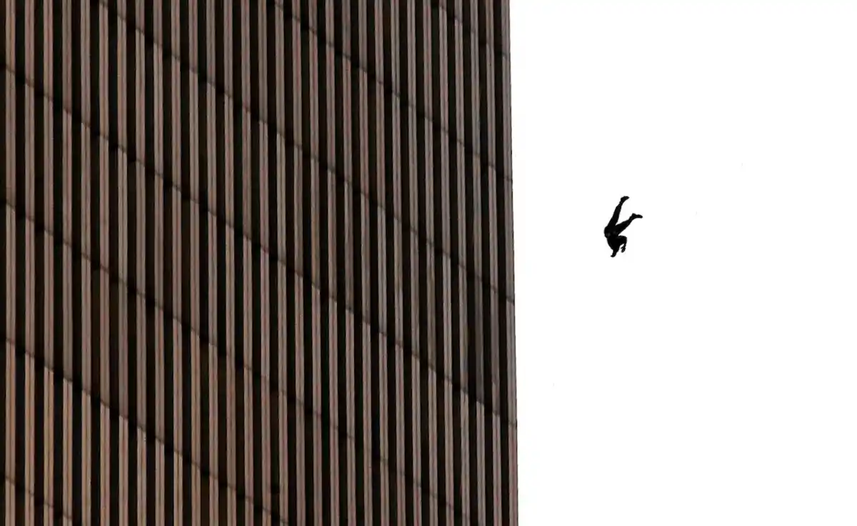 Un hombre cae desde el World Trade Center tras el impacto de los aviones.