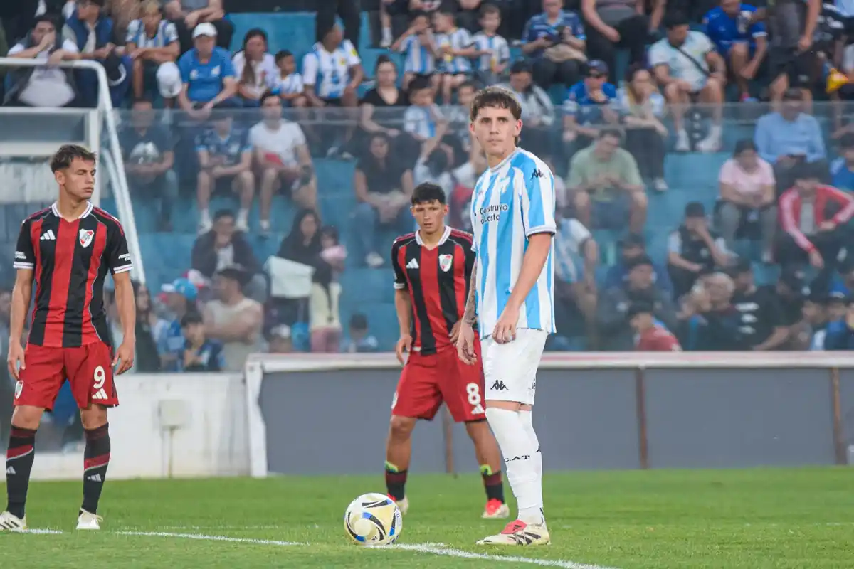 Gastón Nazar, de Atlético Tucumán, en el círculo central del Monumental.
