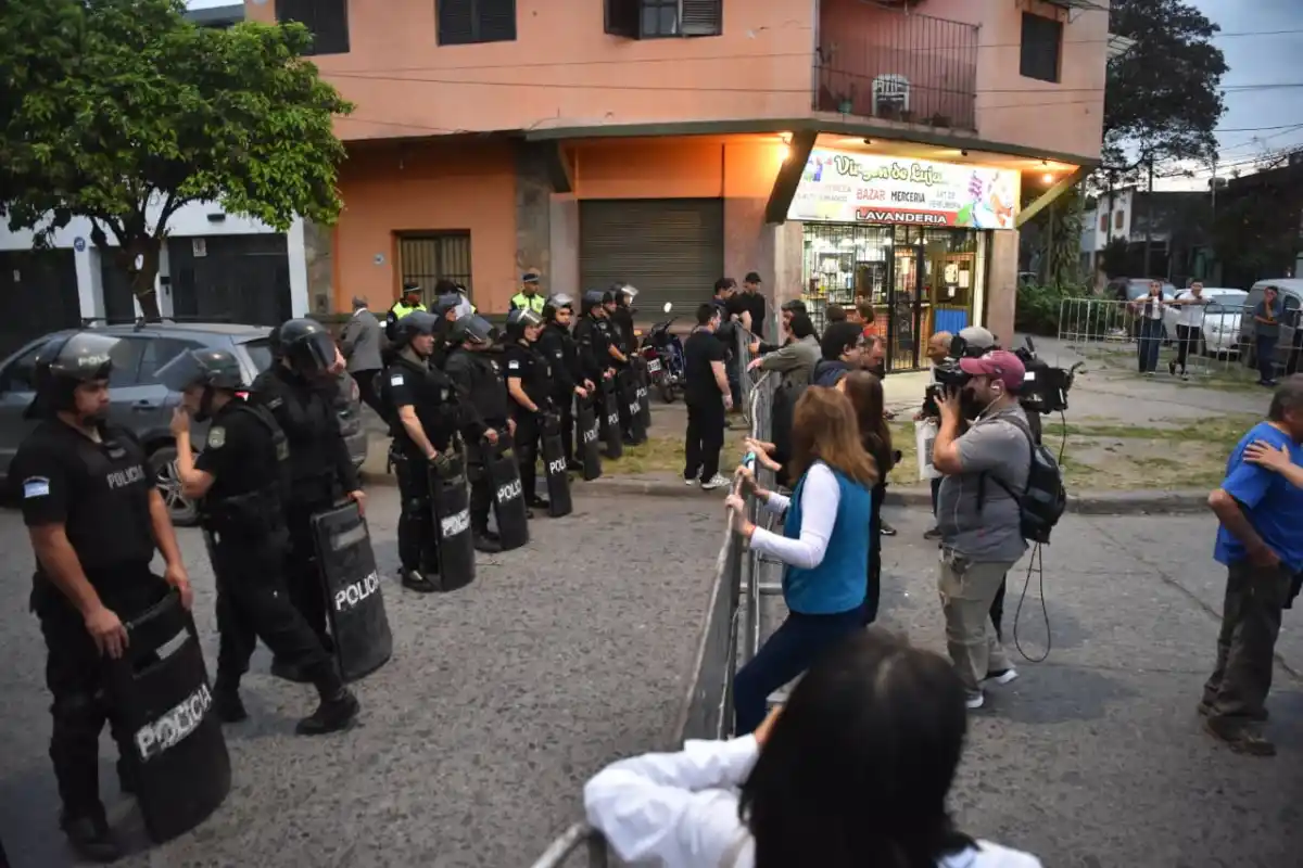 Jubilados y familiares de personas con discapacidad protestaron contra el Gobierno de Milei en Villa Luján