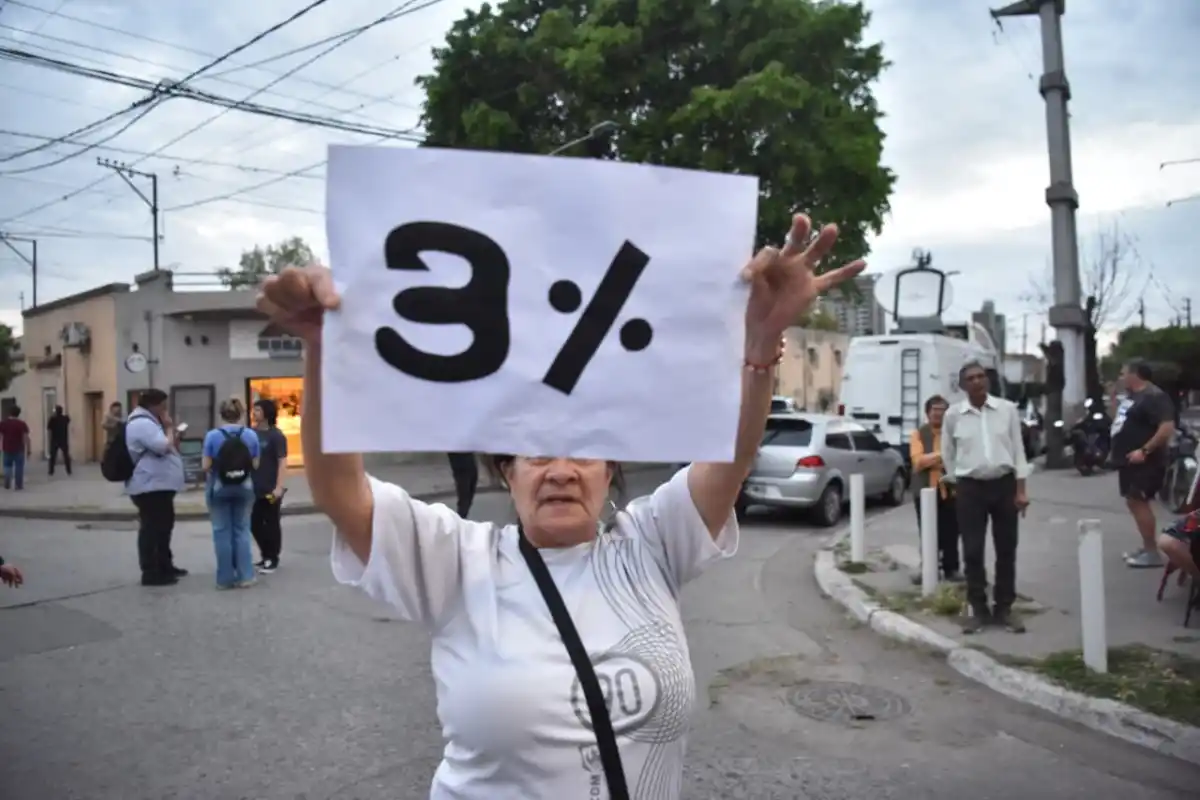 Jubilados y familiares de personas con discapacidad protestaron contra el Gobierno de Milei en Villa Luján