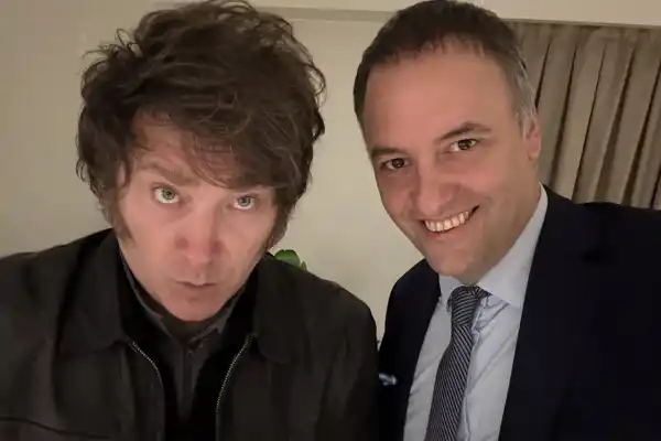 Manuel Adorni anticipó una victoria de LLA y una estabilidad económica post-elecciones