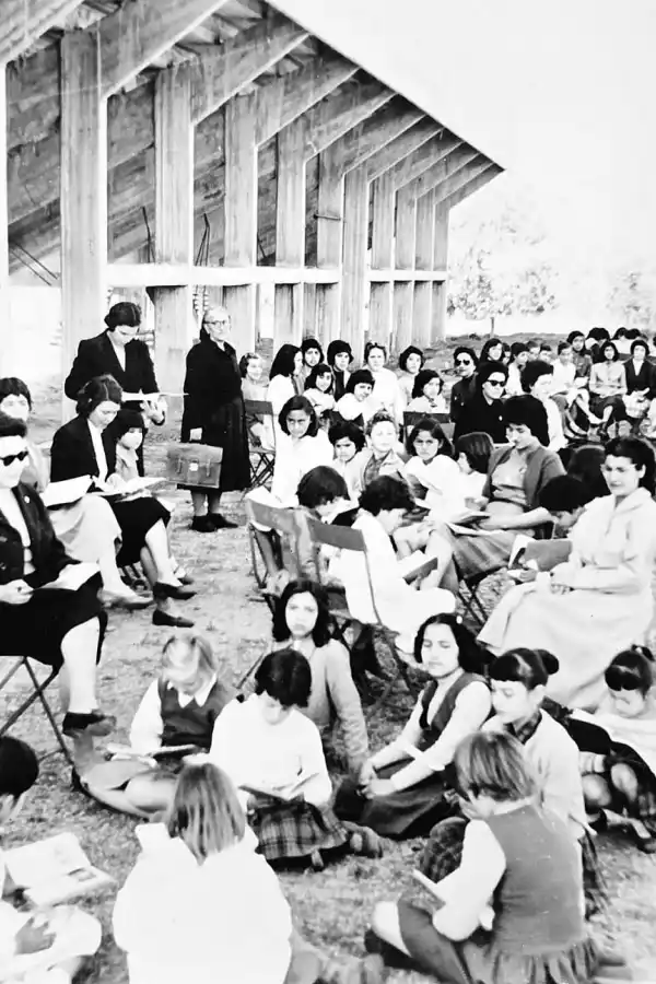 LA HUELGA DE 1959. Se prolongó durante 20 días. La docencia no acudía a las escuelas, pero brindaba clases en distintos espacios públicos. Aquí, bajo una tribuna del club All Boys, en Villa Urquiza.