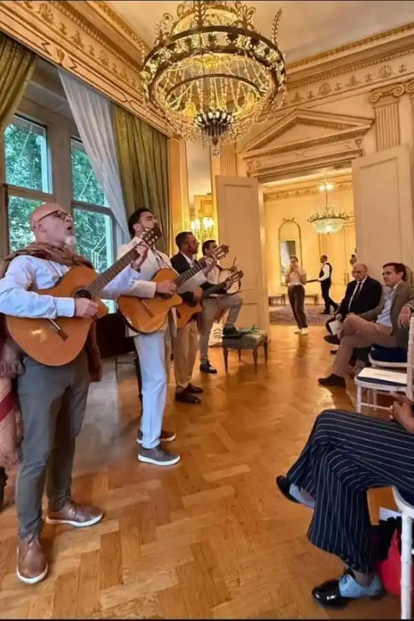 EUROPA. El grupo durante su show en la embajada argentina en Londres.