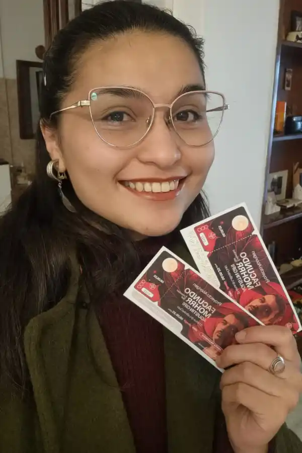 GANADORES. Irene recibió sus entradas tras participar del sorteo de LA GACETA y celebró poder ser parte de Proyecto Aborigen en Tafí Viejo.