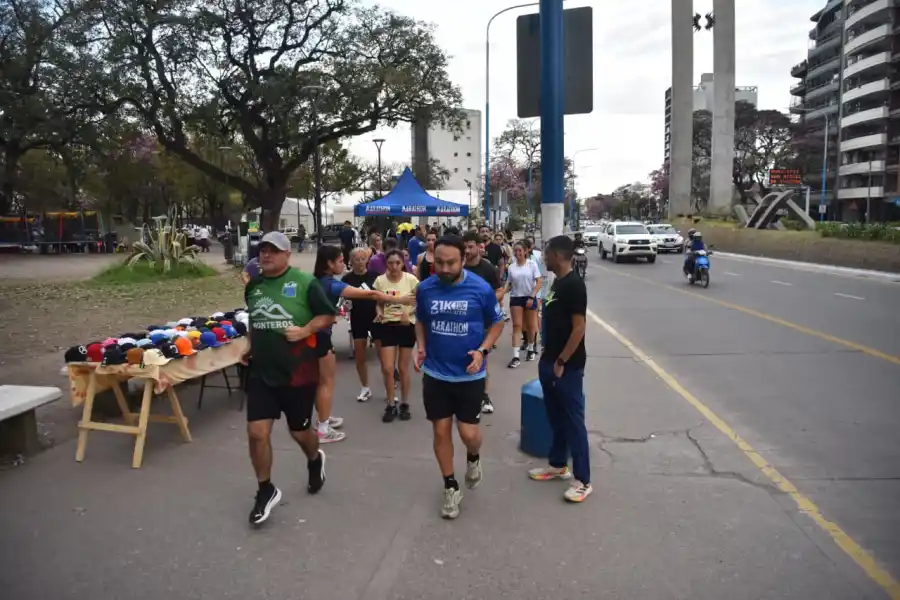 A PURA POTENCIA. Muchos corredores entrenaron durante la tarde en el parque Avellaneda.