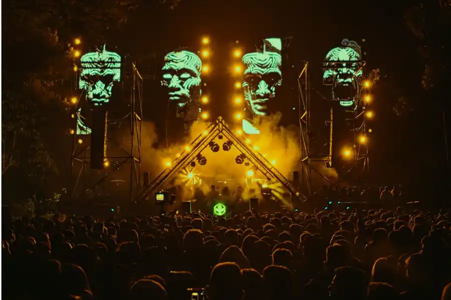 FIESTA ELECTRÓNICA. El Bosque Atahualpa Yupanqui se transformó en escenario de una noche que combinó naturaleza, tecnología y la música de Facundo Mohrr y Agustín Giri.