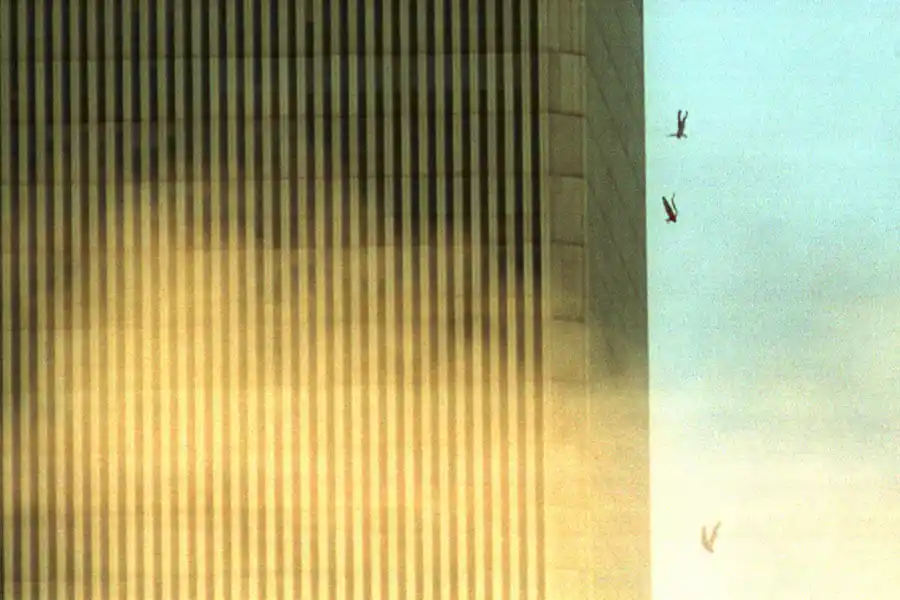 Un grupo de personas se lanzan al vacío desde el World Trade Center.