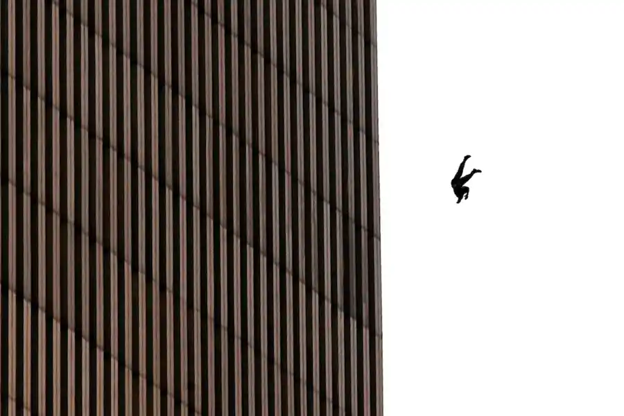 Un hombre cae desde el World Trade Center tras el impacto de los aviones.