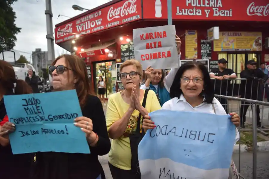 Jubilados y familiares de personas con discapacidad protestaron contra el Gobierno de Milei en Villa Luján