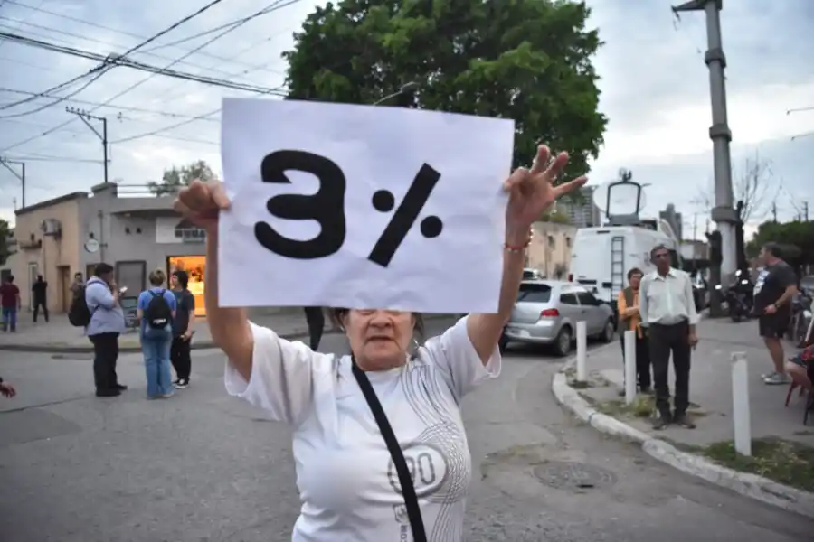 Jubilados y familiares de personas con discapacidad protestaron contra el Gobierno de Milei en Villa Luján