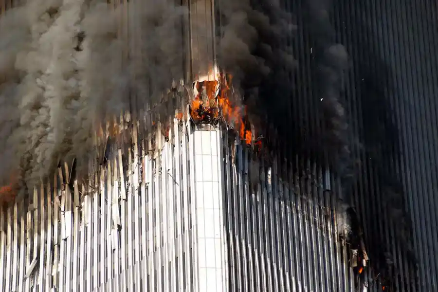 La torre norte del World Trade Center en llamas tras el ataque terrorista.