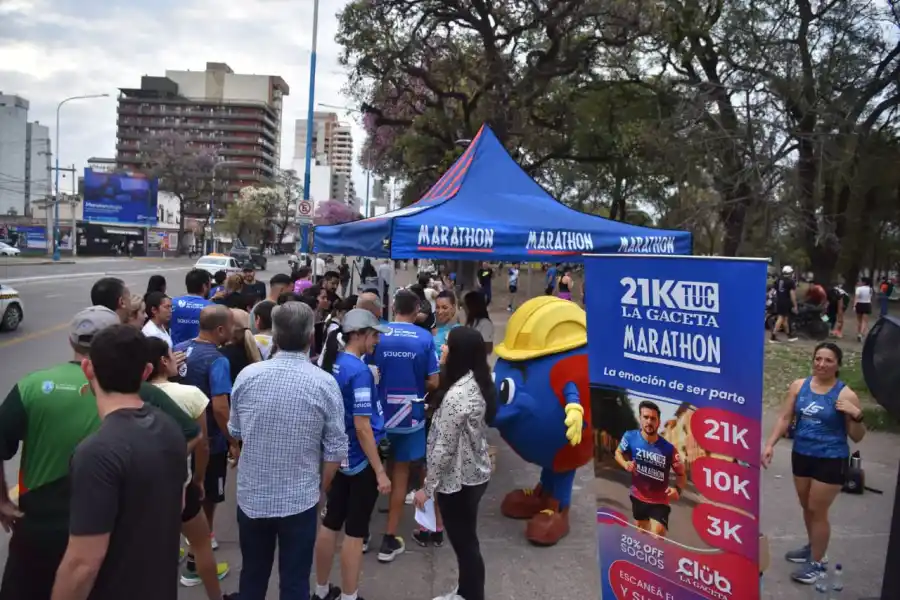 UNA MULTITUD. Varios runners se acercaron al gazebo para retirar los insumos y continuar con su entrenamiento.