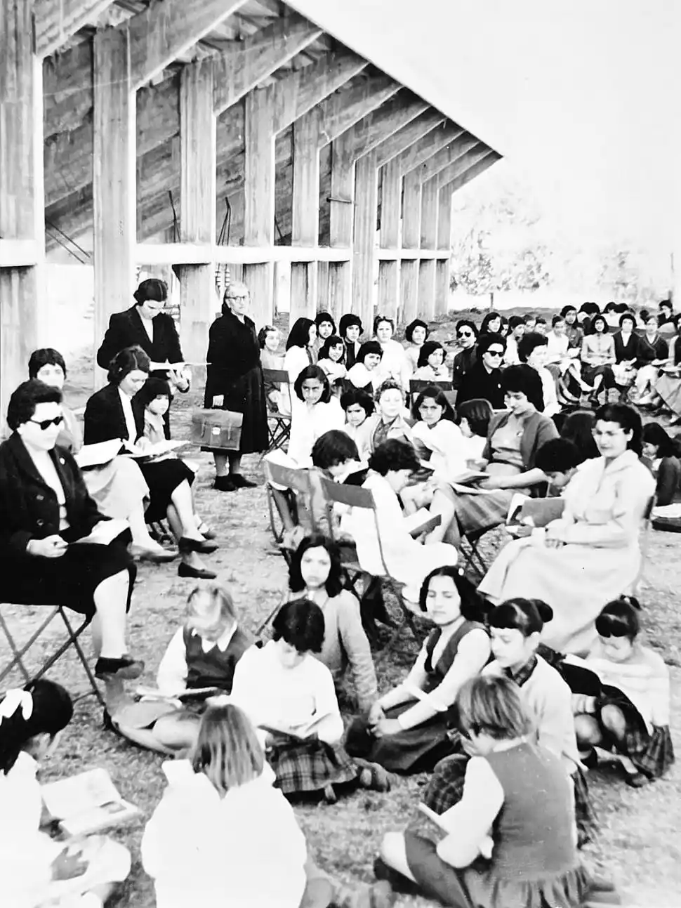 LA HUELGA DE 1959. Se prolongó durante 20 días. La docencia no acudía a las escuelas, pero brindaba clases en distintos espacios públicos. Aquí, bajo una tribuna del club All Boys, en Villa Urquiza.