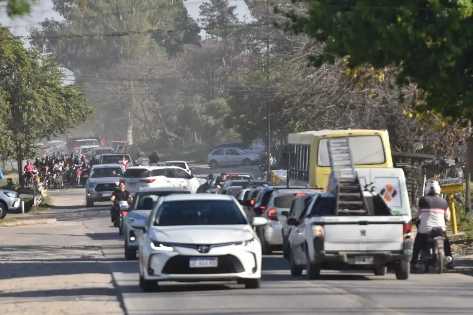 UNA COMPLICACIÓN TRAS OTRA. En medio de los vehículos de todo tipo yendo en distintas direcciones, apenas asoma el factor humano que trata de ordenar lo mejor posible un tránsito sumamente caótico. 