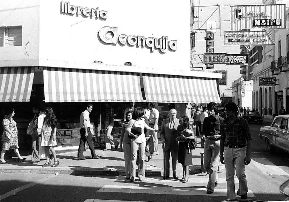 Recuerdos fotográficos: 1978. Borges pasea por la 24 de Septiembre