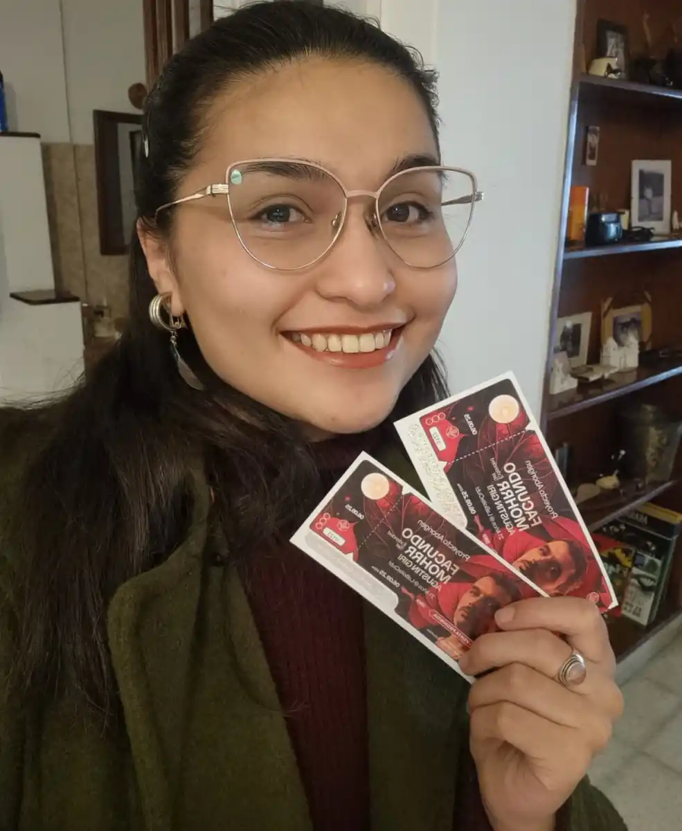 GANADORES. Irene recibió sus entradas tras participar del sorteo de LA GACETA y celebró poder ser parte de Proyecto Aborigen en Tafí Viejo.