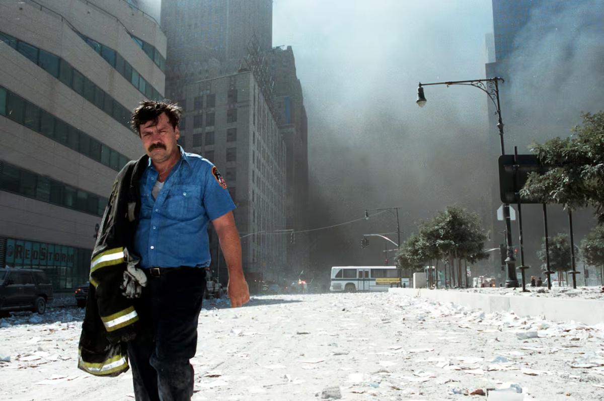 Un bombero de la ciudad de Nueva York no identificado se aleja de la Zona Cero después del derrumbe