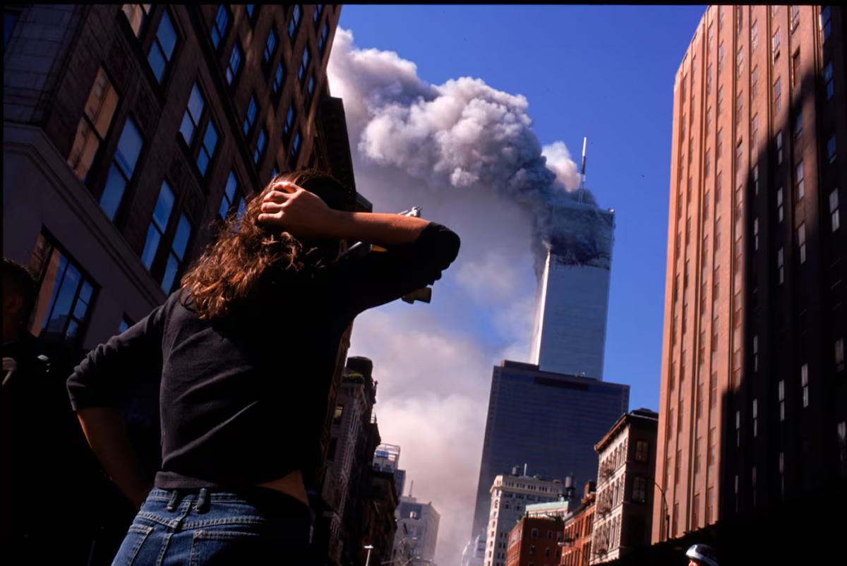 Multitudes conmocionadas en el centro de Manhattan observan las torres del World Trade Center en llamas