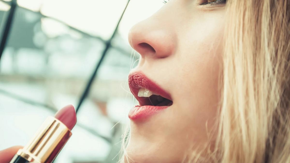 Ara Queen Bae's bold lipstick