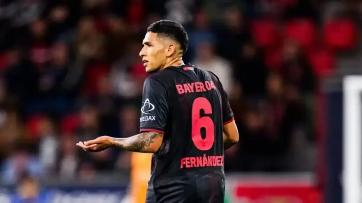 Ezequiel Fernández fue expulsado en su debut en Bayer Leverkusen.