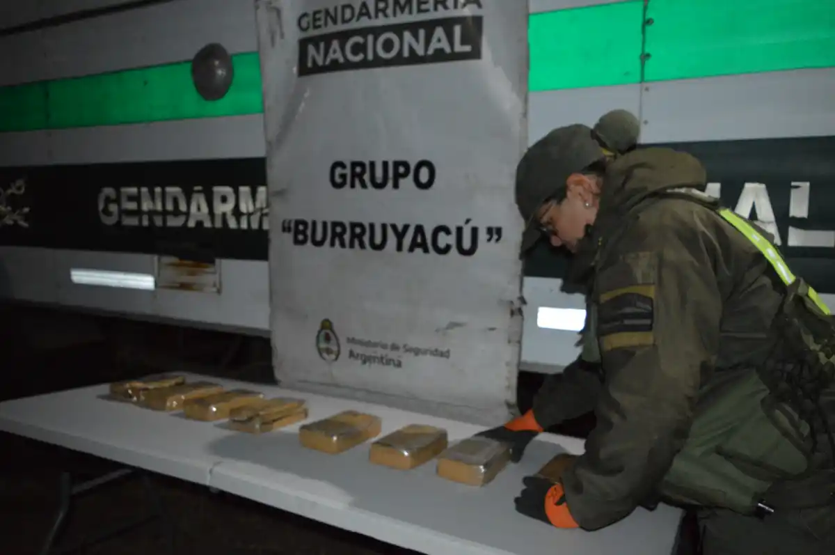 Encontraron 85 kilos de cocaína escondidos en un camión que transportaba bananas: hay un detenido - Image 3