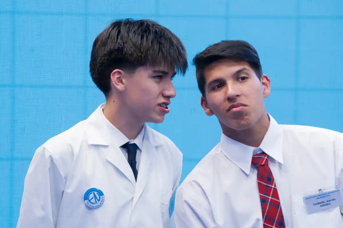 CAMARADERÍA. Dos alumnos (de la escuela Roca de Monteros y del instituto Rivadavia de Alderetes), charlan durante el concurso. LA GACETA / FOTO DE DIEGO ARÁOZ