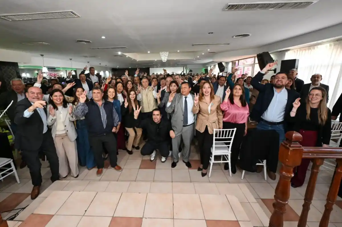 Encuentro del gobernador con intendentes, delegados comunales y funcionarios. 