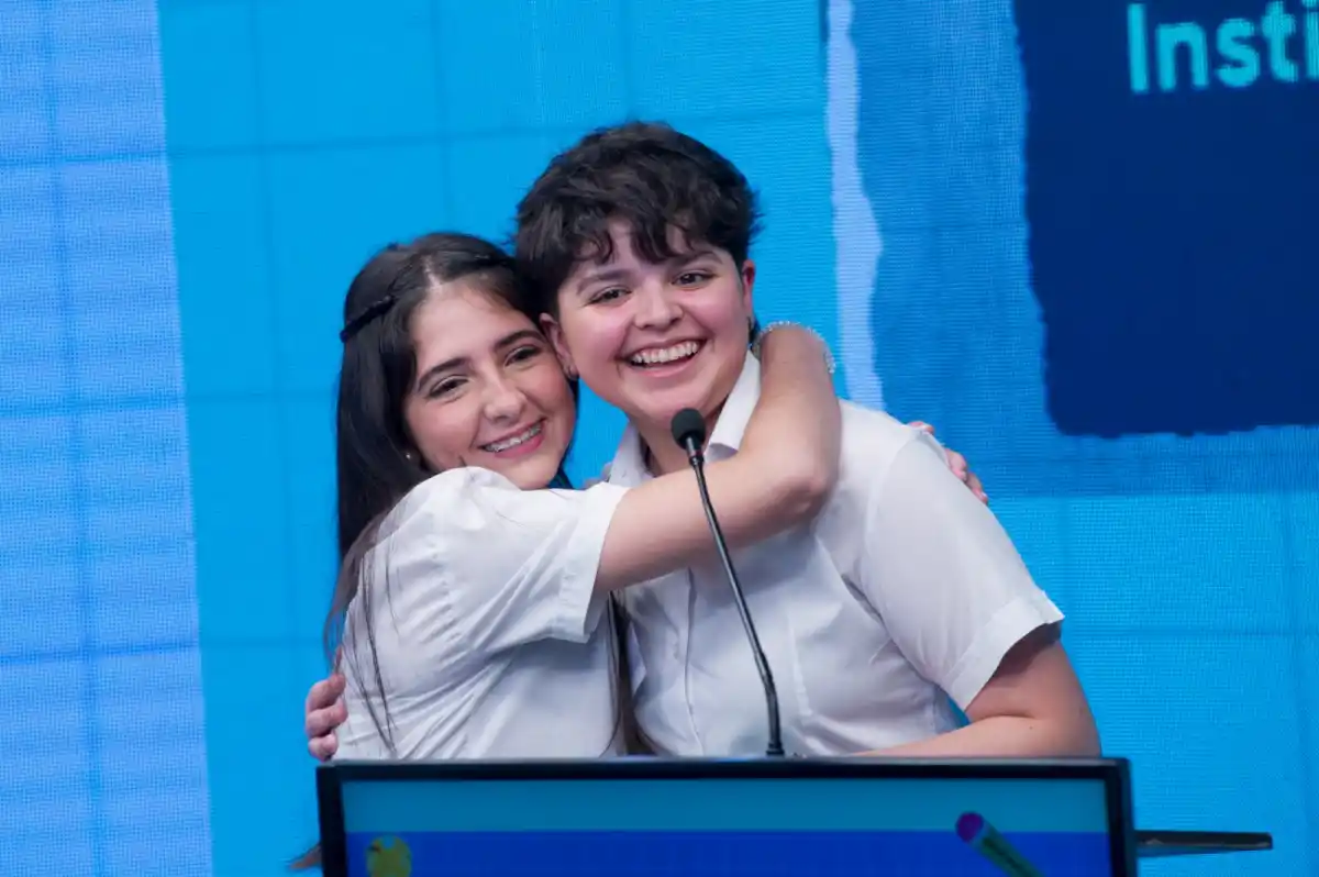 FELICES. Sophía Nanni Martínez y María Celina Bravo, del insituto Jim festejan el paso a la final del día. FOTO DE LA GACETA / DIEGO ARÁOZ