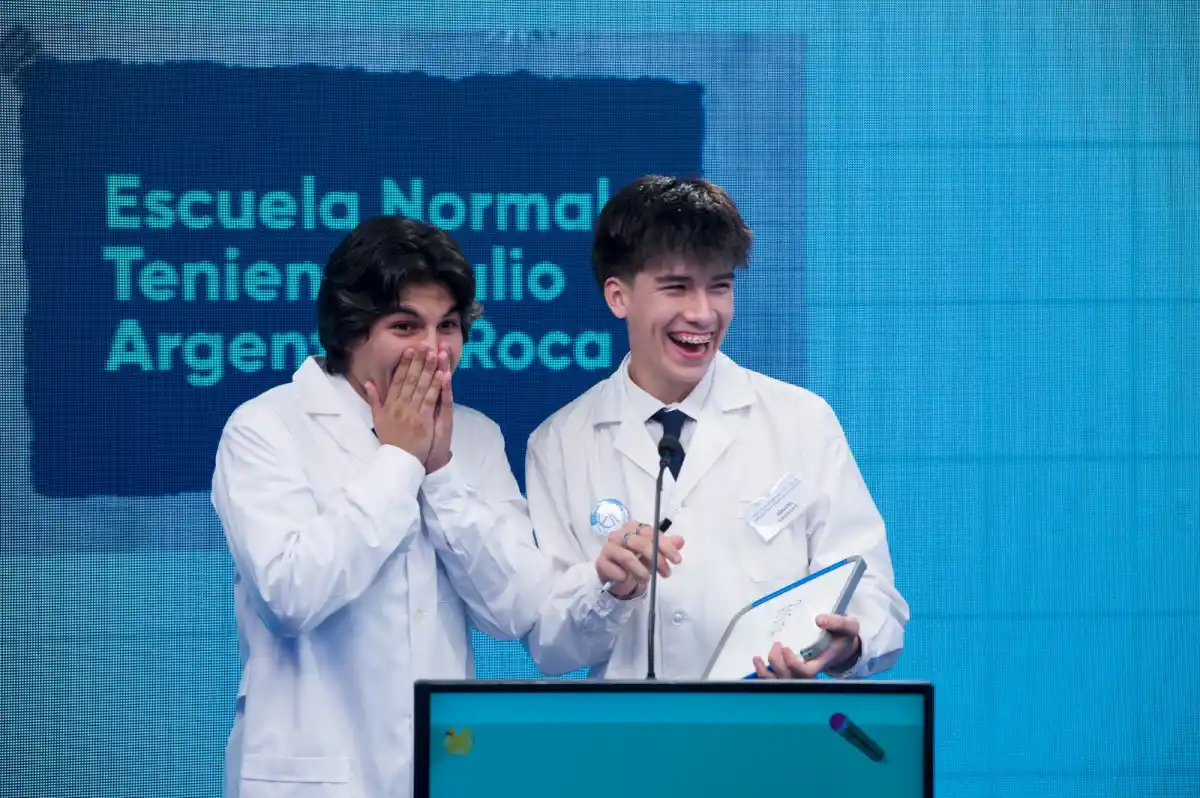 GANADORES. Lautaro Miguel y Javier Francisco Yankez se enteran que son los segundos ganadores de Enseñame, Tucumán. LA GACETA / FOTO DE DIEGO ARÁOZ
