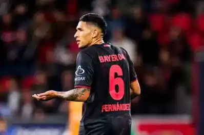 Equi Fernández debutó en el Bayer Leverkusen: expulsión en su estreno en la Bundesliga
